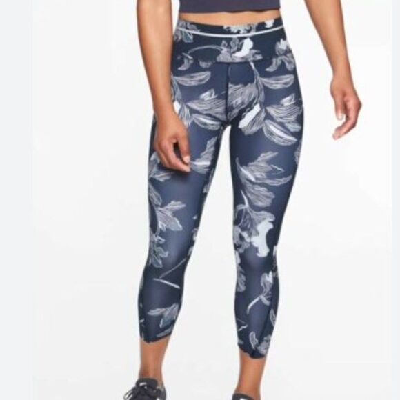 ATHLETA Navy Blue Floral Sonic Capri Size Medium Petite - Picture 1 of 9